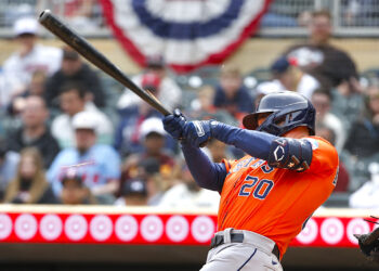 Chas McCormick pega un sencillo por los Astros de Houston ante los Twins de Minnesota. (Foto: Bruce Kluckhohn | AP)