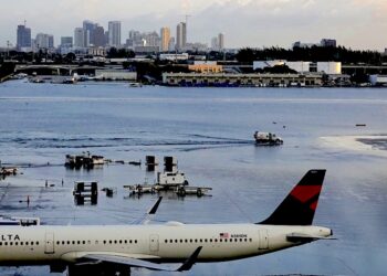 Inundación en el Aeropuerto Internacional de Fort Lauderdale Hollywood, el 13 de abril de 2023. (Foto: Joe Cavaretta /South Florida Sun-Sentinel vía AP)