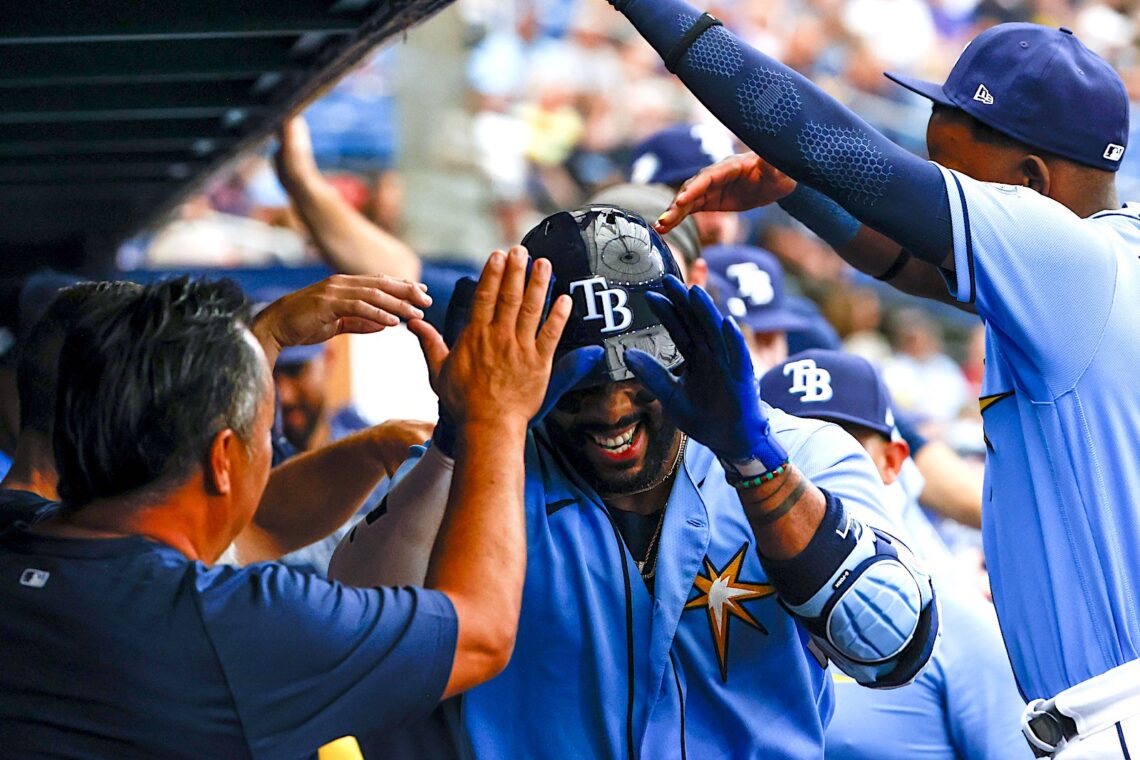 El cubano Yandy Díaz, de los Rays de Tampa Bay, celebra tras conectar un jonrón ante los Red Sox de Boston. (Foto: Ivy Ceballo / Tampa Bay Times via AP)