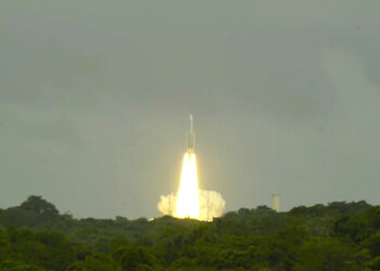 Cohete Ariane 5, que transporta al explorador Juice, despegando del puerto espacial europeo en Kourou, Guyana Francesa. (AES via AP)