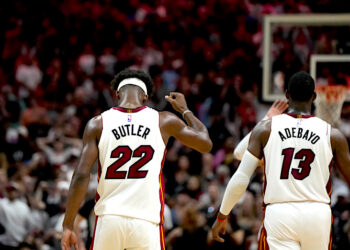 Jimmy Butler y Bam Adebayo, del Heat de Miami. (Foto: Rebecca Blackwell / AP)