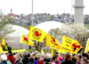 Activistas celebran el cierre de la planta de energía nuclear Isar 2 en Neckarwestheim, Alemania. (Foto: Stefan Puchner / dpa vía AP)