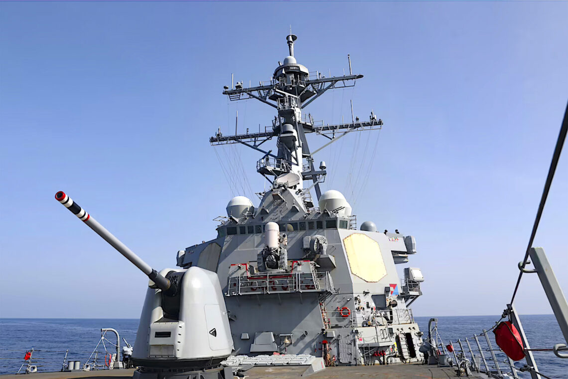 El buque de guerra USS Milius realiza un tránsito de rutina por el Estrecho de Taiwán, el domingo 16 de abril de 2023. (Foto: Marina de EEUU vía AP)