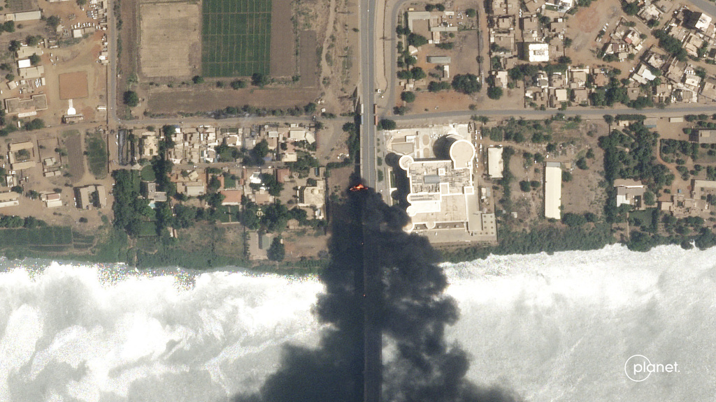 En esta imagen de satélite se ve un incendio cerca de un hospital en Jartum, Sudán, el domingo 16 de abril de 2023. (Foto: Planet Labs PBC vía AP)