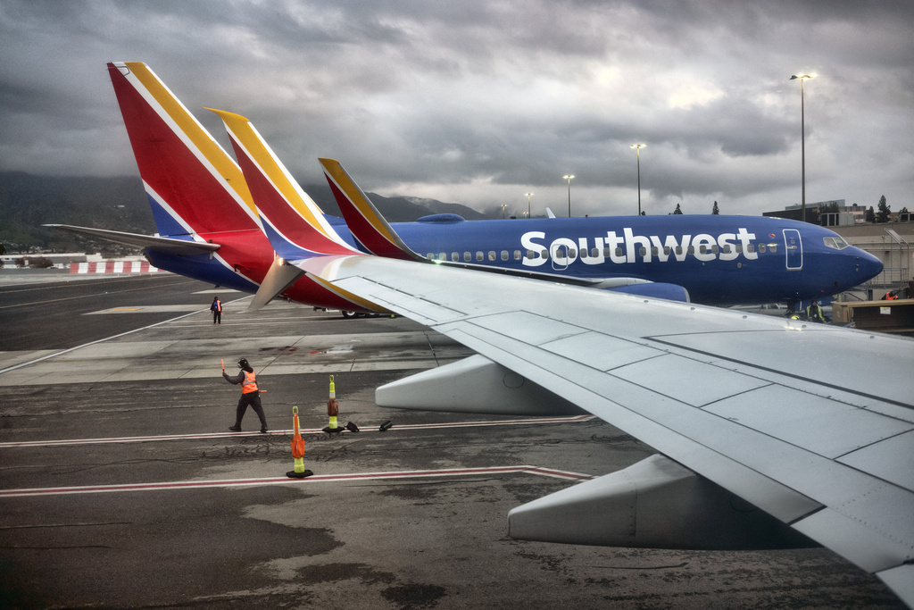 Un avión de Southwest Airlines en el aeropuerto Hollywood Burbank en Burbank, California, el 14 de febrero de 2023. (Foto AP /Richard Vogel)