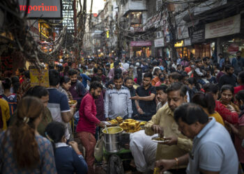 Gente toma comida callejera en un mercado abarrotado en Nueva Delhi, India, el sábado 12 de noviembre de 2022. (Foto: AP/Altaf Qadri, Archivo)