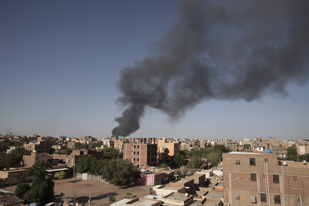 Una columna de humo se eleva el miércoles 19 de abril de 2023 en Jartum, Sudán. (AP Foto/Marwan Ali)