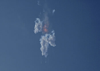 El cohete Starship, de SpaceX, explota poco después de haber despegado desde la base de lanzamiento en Boca Chica, Texas, el jueves 20 de abril de 2023. (AP Foto/Eric Gay)