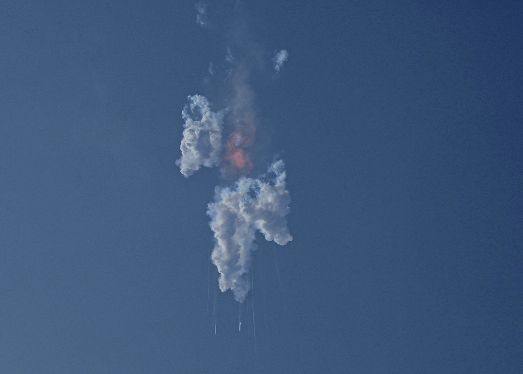 El cohete Starship, de SpaceX, explota poco después de haber despegado desde la base de lanzamiento en Boca Chica, Texas, el jueves 20 de abril de 2023. (AP Foto/Eric Gay)