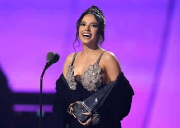Becky G recibe el premio a la canción del año por "MAMIII" en los Latin American Music Awards 2023. (Foto: John Locher | AP)