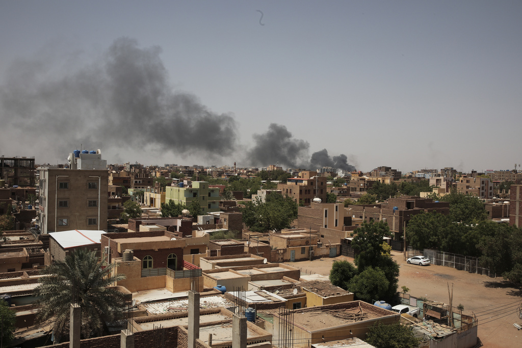 Humo en Jartum, Sudán, el sábado 22 de abril de 2023. (Foto: AP/Marwan Ali)