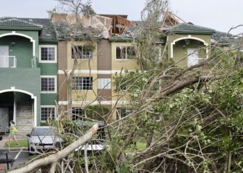 Los daños causados por el tornado en Palm Beach Gardens, Florida, el 30 de abril de 2023.  (Joe Cavaretta/South Florida Sun-Sentinel via AP)