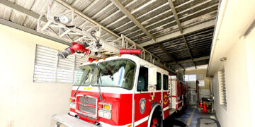 Camión escalera en la estación de Ponce Playa. (Foto: Michelle Estrada Torres / La Perla del Sur)