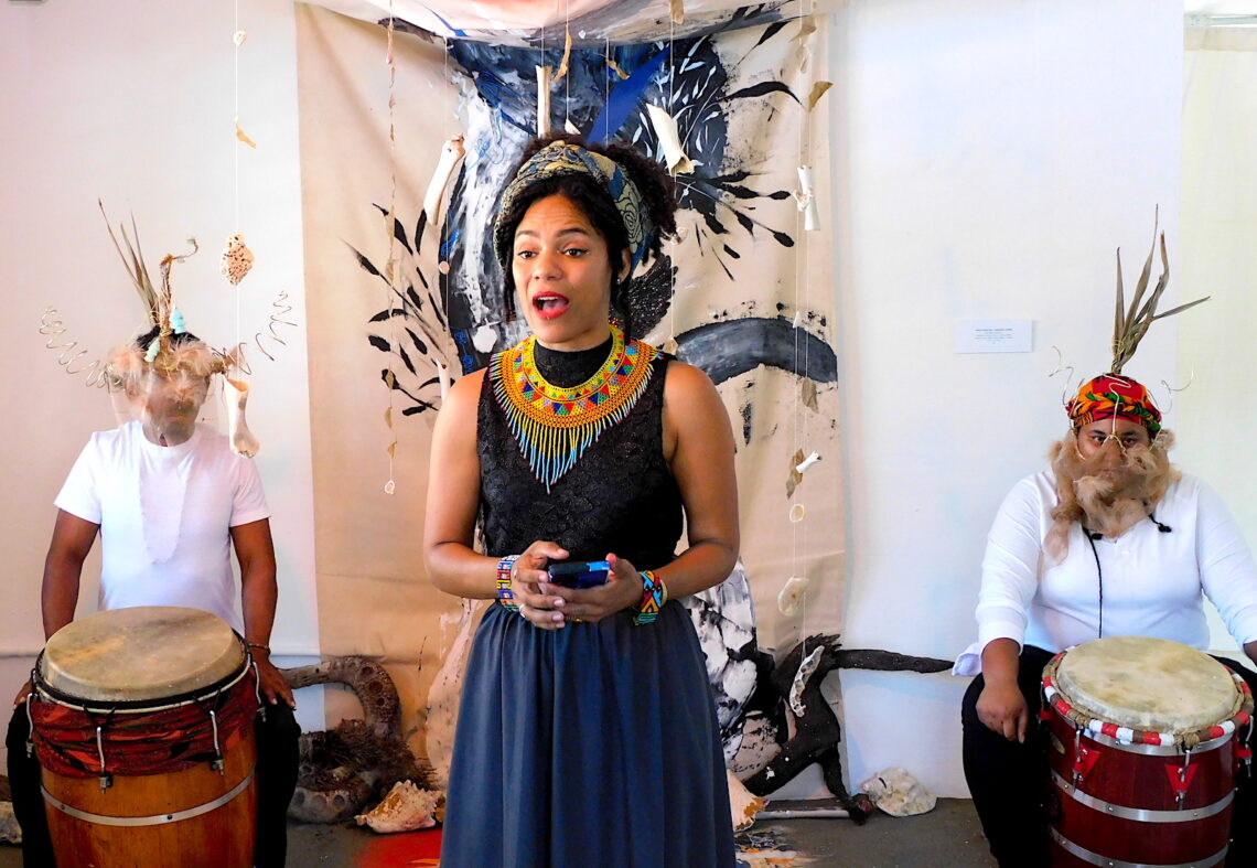 La exhibición de la artista ponceña Rachel Smith Sepulveda, es un llamado a una profunda reflexión sobre nuestro legado ancestral e introspección sobre nuestra cultura. (Foto suministrada)