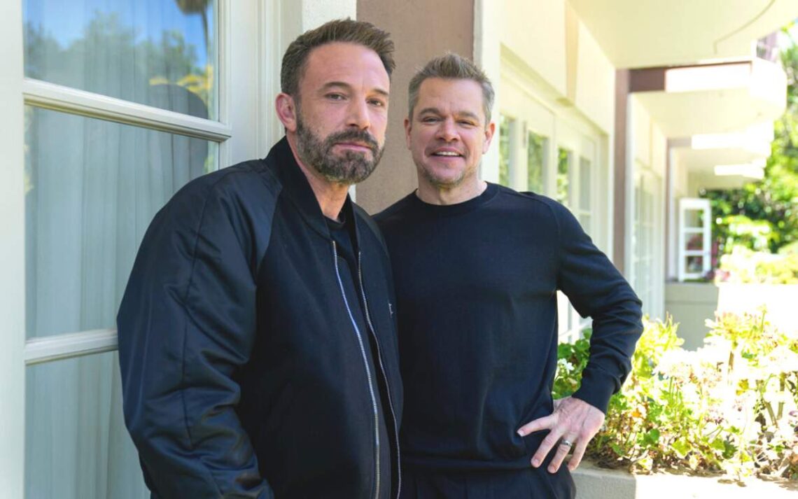 Ben Affleck y Matt Damon posan para un retrato para promover la película "Air" el lunes 27 de marzo de 2023, en el Hotel Four Seasons en Los Angeles. (Foto: AP/Ashley Landis)