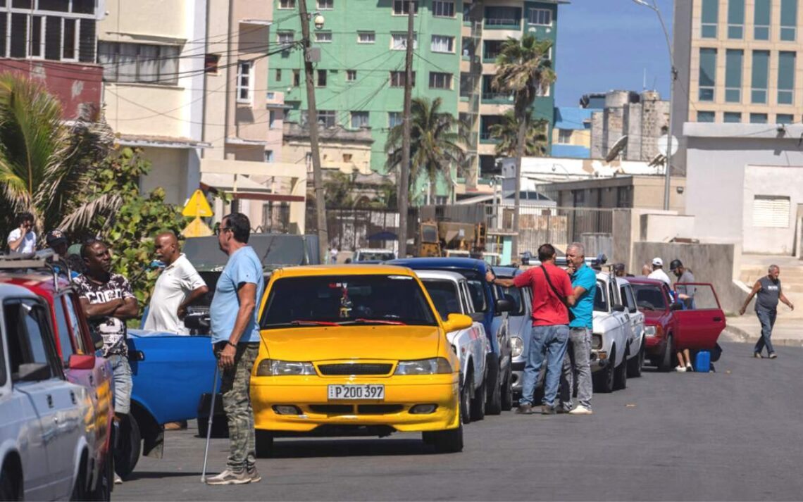 La gente hace fila para cargar combustible en una gasolinera abierta en La Habana, Cuba, el martes 18 de abril de 2023. (AP Foto/Ramón Espinosa)