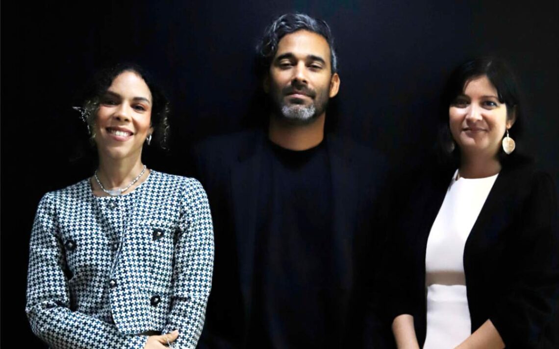 La actriz dominicana Judith Rodríguez (c), el director puertorriqueño Gustavo Ramos Perales (c) y la productora Annabelle Mullen (d). (Foto: EFE/Thais Llorca)