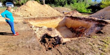 El hueco cavado para instalar una torre de telecomunicaciones en el sector San Germán de Guayanilla tiene agua. (Foto suministrada / Víctor Alvarado Guzmán)