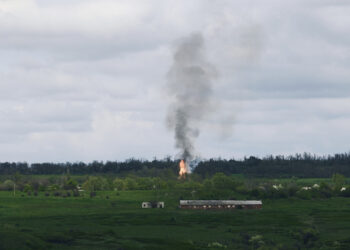 Incendio y humo salen tras un impacto de artillería cerca de Bájmut, el sábado 29 de abril de 2023. (AP Foto/Libkos)