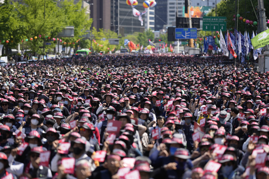 Miembros de la Confederación Coreana de Sindicatos corean lemas durante una marcha el 1 de Mayo en Seúl, Corea del Sur, el lunes 1 de mayo de 2023. (AP Foto/Lee Jin-man)