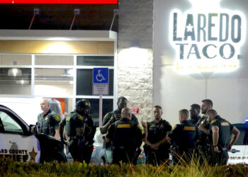 Agentes revisan la escena de un tiroteo en Dania Beach, Florida. (Foto: Joe Cavaretta / South Florida Sun-Sentinel vía AP)