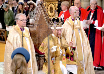 El rey Carlos III recibió la corona de San Eduardo por el arzobispo de Canterbury, el reverendo Justin Welby. (Foto: Jonathan Brady / Pool Photo vía AP)