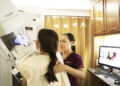 Una radióloga realiza una mamografía (Miguel Roberts/TheBrownsville Herald vía AP, Archivo)