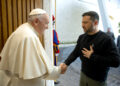 El papa Francisco estrecha la mano del presidente ucraniano Volodymyr Zelenskyy. (Foto: Noticias del Vaticano vía AP)