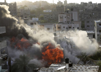 Humo y fuego alzándose de una explosión provocada por un ataque aéreo israelí contra un edificio en Gaza, el sábado 13 de mayo de 2023. (Foto: AP/Ashraf Amra)