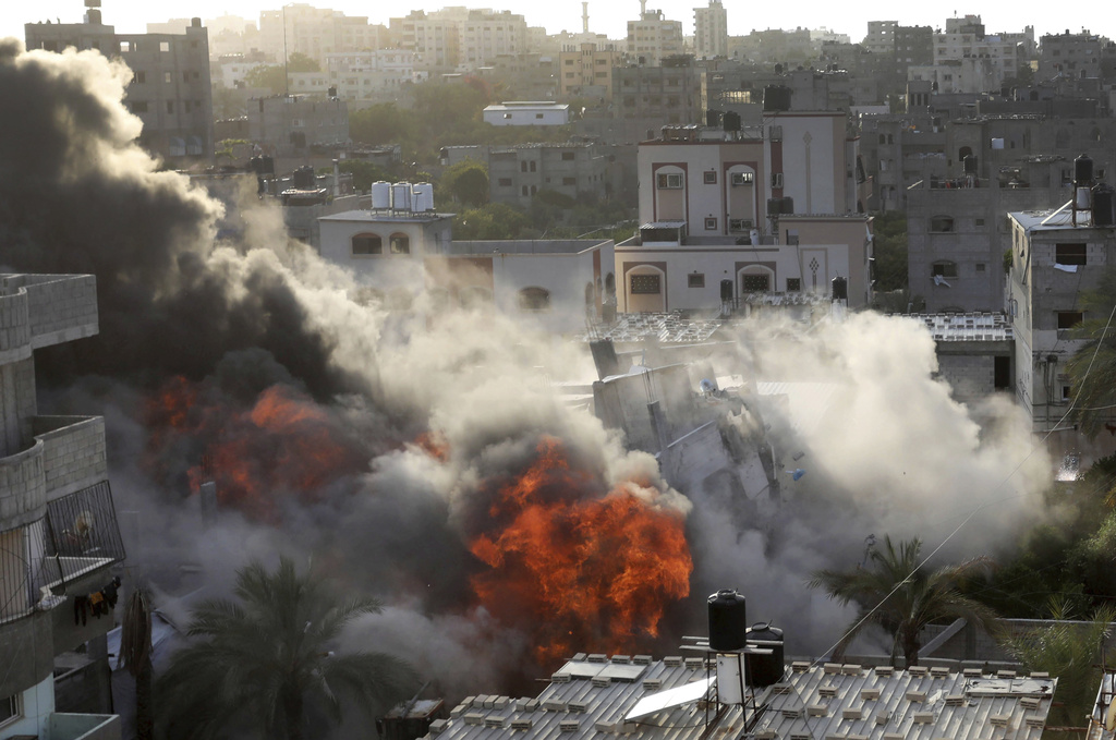 Humo y fuego alzándose de una explosión provocada por un ataque aéreo israelí contra un edificio en Gaza, el sábado 13 de mayo de 2023. (Foto: AP/Ashraf Amra)