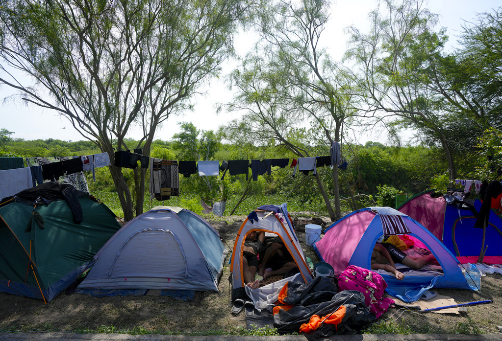 Migrantes venezolanos acampan a la orilla del río Bravo en Matamoros, México. (Foto: Fernando Llano / AP)