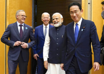 El primer ministro australiano Anthony Albanese, el presidente estadounidense Joe Biden y el premier indio Narendra Modi son recibidos por el primer ministro japonés Fumio Kishida, el año pasado en Tokio. (Foto: Evan Vucci / AP)