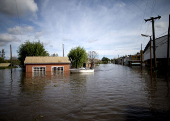 Calles lucen inundadas en Villa Paranacito, Entre Ríos, Argentina, el jueves 28 de abril de 2016. (Foto: AP/Natacha Pisarenko, Archivo)