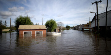 Calles lucen inundadas en Villa Paranacito, Entre Ríos, Argentina, el jueves 28 de abril de 2016. (Foto: AP/Natacha Pisarenko, Archivo)