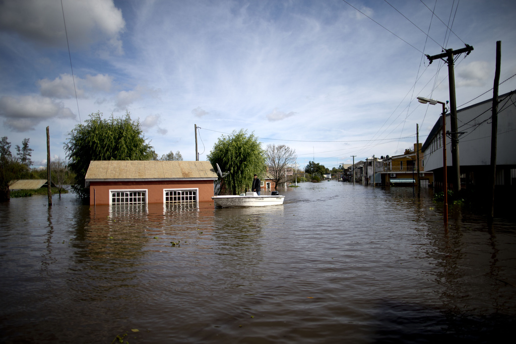 Calles lucen inundadas en Villa Paranacito, Entre Ríos, Argentina, el jueves 28 de abril de 2016. (Foto: AP/Natacha Pisarenko, Archivo)