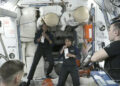 Los astronautas saudíes Ali al-Qarni  y Rayyanah Barnawi junto con dos cosmonautas en la Estación Espacial Internacional el 22 de mayo de 2023. (Foto: NASA TV via AP)