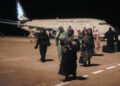 Un grupo de sudaneses que estaban varados en Yida, Arabia Saudí, llegan al aeropuerto de Port Sudan el 11 de mayo de 2023. (Foto: AP /Amr Nabil)