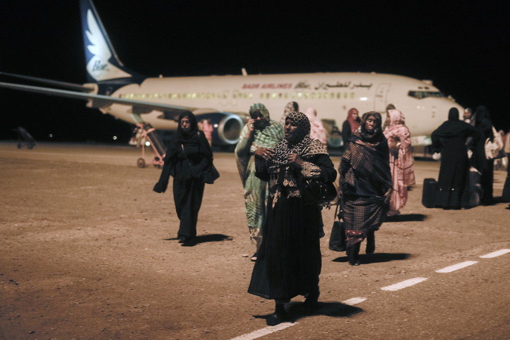 Un grupo de sudaneses que estaban varados en Yida, Arabia Saudí, llegan al aeropuerto de Port Sudan el 11 de mayo de 2023. (Foto: AP /Amr Nabil)
