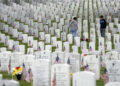 Personas caminan entre las lápidas mientras visitan la Sección 60 del Cementerio Nacional Arlington durante el Día de los Caídos en Guerras, el lunes 29 de mayo de 2023, en Arlington, Virginia. (AP Foto/Alex Brandon)