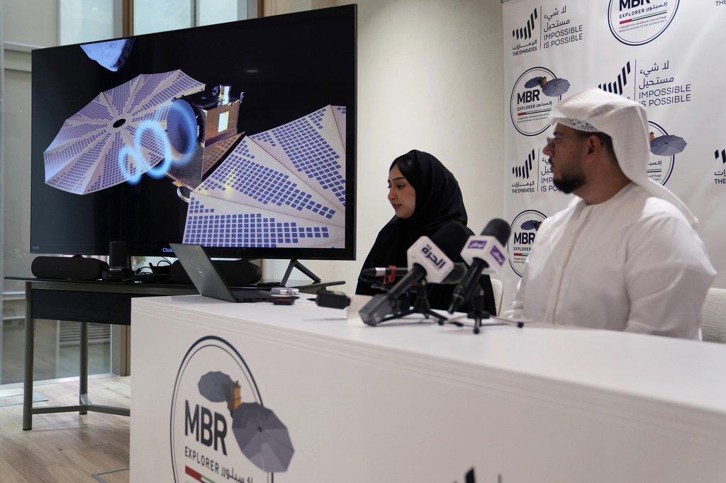 Mohsen Al Awadhi, director del Departamento de Misiones Espaciales de los Emiratos Árabes Unidos, y Hoor AlMaazmi EAU, investigadora de ciencias espaciales. (Foto: AP/Kamran Jebreili)