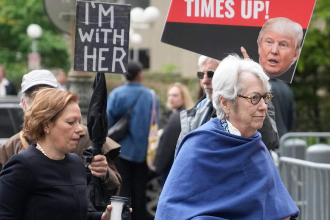 Jessica Leeds (derecha) llega a un tribunal federal para testificar en el caso contra Donald Trump, en Nueva York, el martes 2 de mayo de 2023. (AP Foto/Seth Wenig)