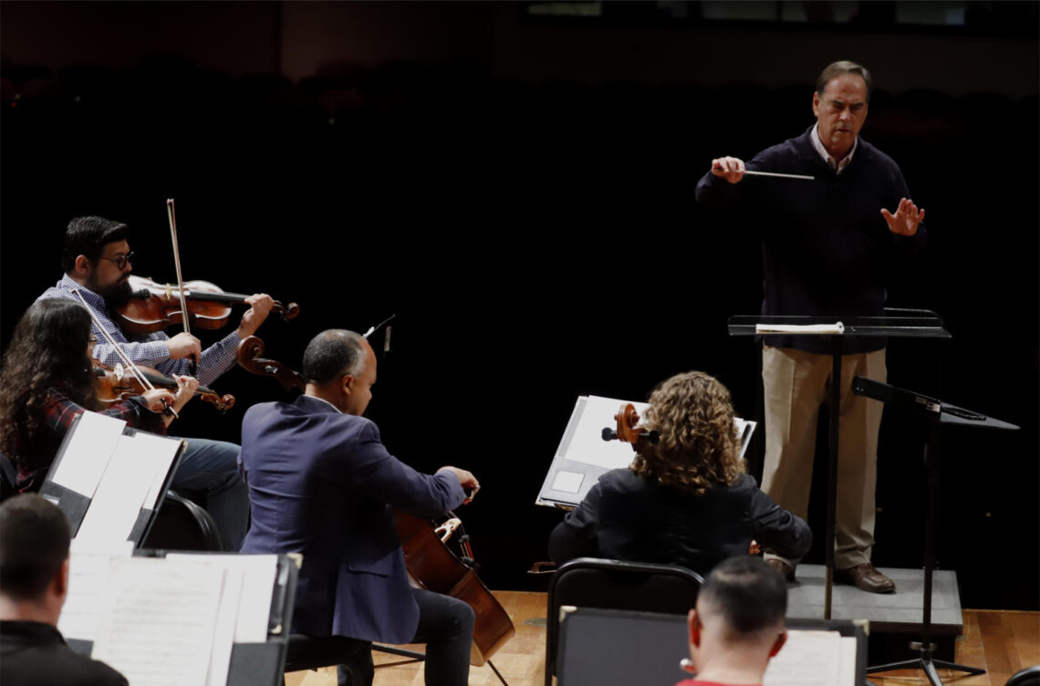 El director de la Orquesta Sinfónica de Puerto Rico (OSPR), el maestro chileno Maximiano Valdés, dirige a la orquesta. (Foto: EFE/ Thais Llorca)