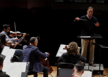 El director de la Orquesta Sinfónica de Puerto Rico (OSPR), el maestro chileno Maximiano Valdés, dirige a la orquesta. (Foto: EFE/ Thais Llorca)