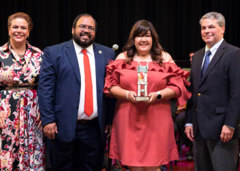 Al centro, el secretario de Educación, Eliezer Ramos Parés, y la maestra Aidamarie Morales González. (Foto suministrada)