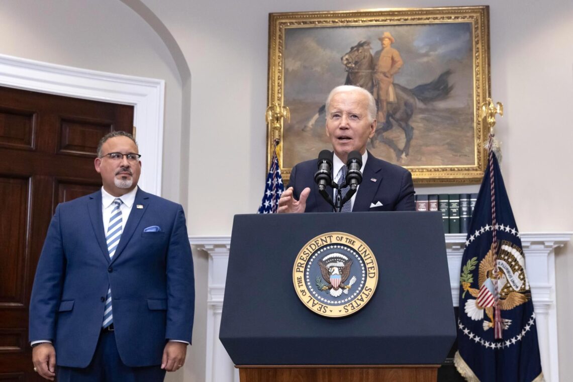 Miguel Cardona y Joe Biden. (Foto: EFE/EPA/Michael Reynolds / POOL)