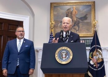 Miguel Cardona y Joe Biden. (Foto: EFE/EPA/Michael Reynolds / POOL)