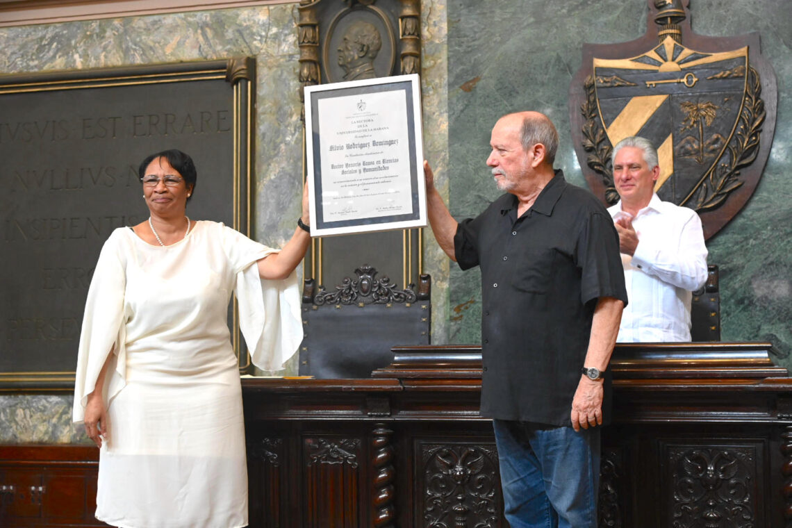 Silvio Rodríguez recibió el grado honorífico de manos de la rectora de la institución, Miram Nicado. (Foto: EFE / Estudio Revolución)