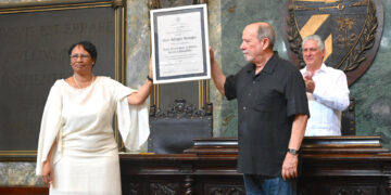 Silvio Rodríguez recibió el grado honorífico de manos de la rectora de la institución, Miram Nicado. (Foto: EFE / Estudio Revolución)