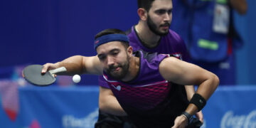 Daniel González (i) y Brian Afanador de Puerto Rico sirven ante Jorge Campos y Livan Martínez de Cuba, en un partido de la final de equipos masculino de tenis de mesa en los Juegos Centroamericanos y del Caribe en San Salvador (El Salvador). EFE/ José Jácome