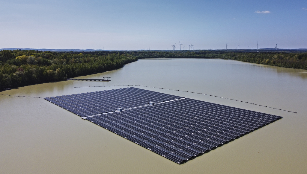Paneles solares en la mayor planta fotovoltaica flotante de Alemania en un lago en Haltern. (Foto: AP/Martin Meissner, Archivo)